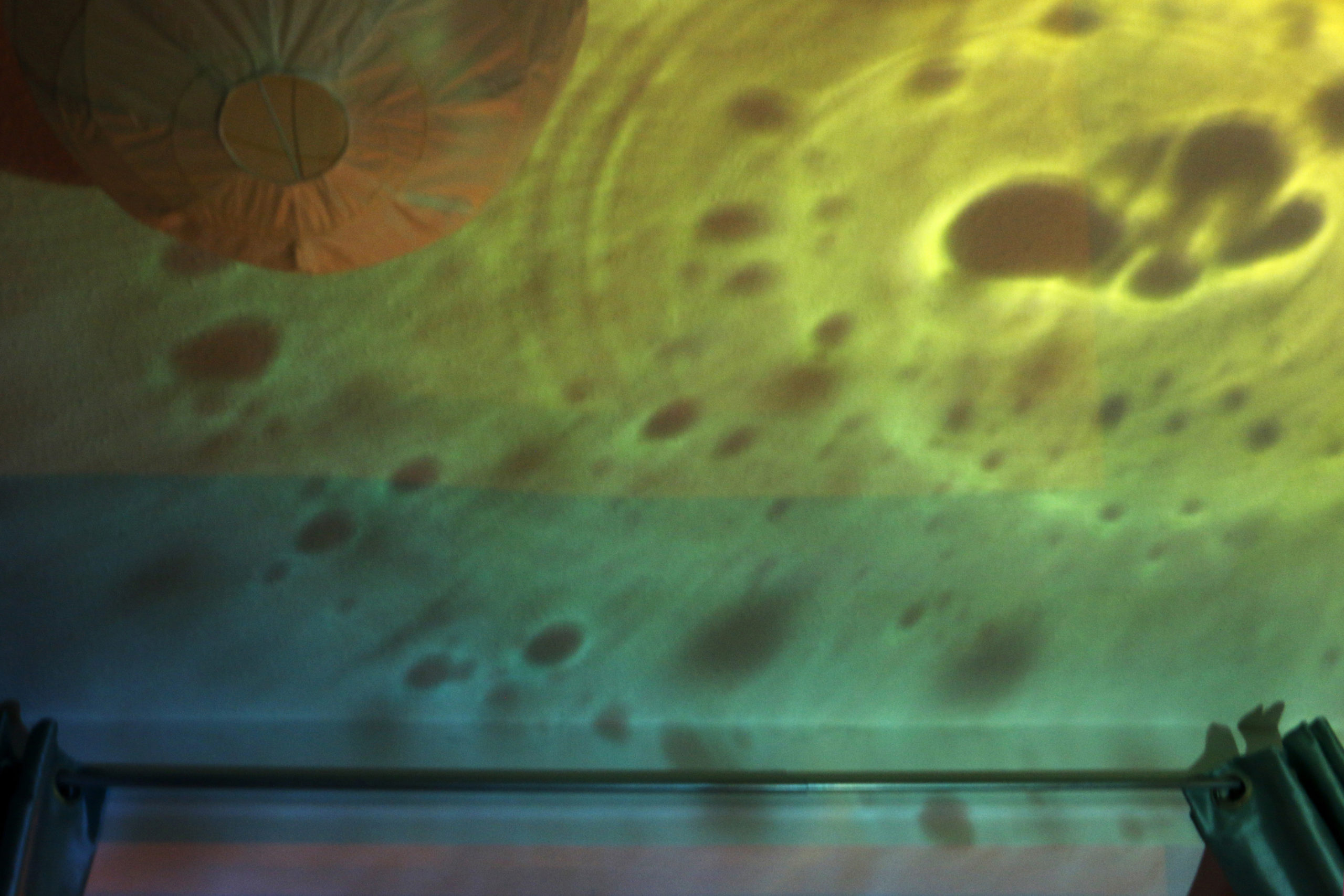 Tine Barkmann Underwaterinstallation of hologram sphere in window